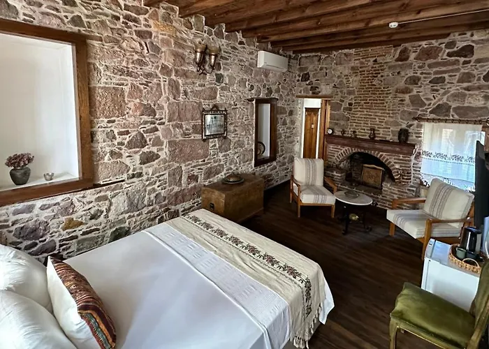 Cunda Nazimaki Hotel *